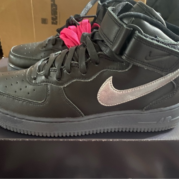 AIR FORCE 1 MID PRM
BLACK/METALLIC SILVER
NOIR/ARGENT METALLIQUE - Picture 4 of 11